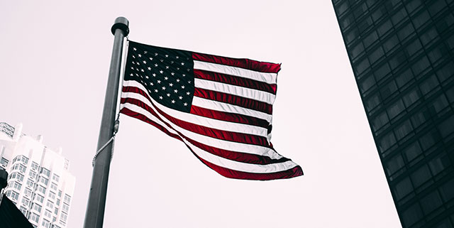 drapeau américain flottant dans l'air